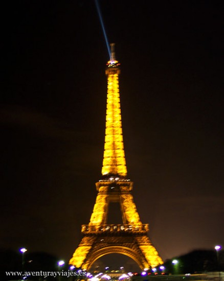 Iluminación nocturna de la Torre Eiffel
