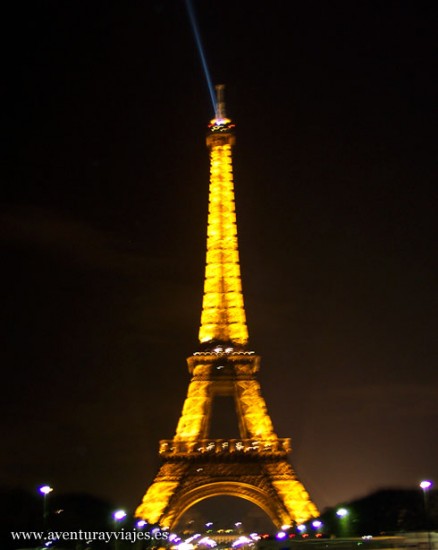 Iluminación nocturna de la Torre Eiffel